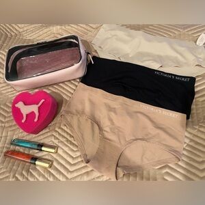 7 pc Victoria’s Secret Gift Set Medium panties x3, 2 rollerballs, Bag& sponge